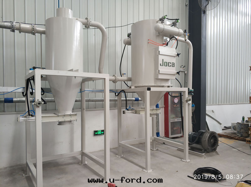 耐火(huǒ)材料真空(kōng)清(qīng)掃現(xiàn)场(chǎng)