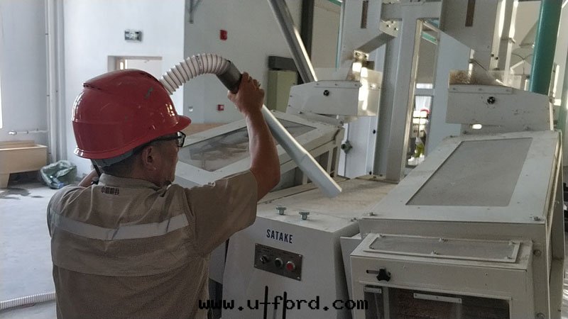 工人(rén)現(xiàn)场(chǎng)使用中(zhōng)央吸塵(chén)系(xì)統的(de)清(qīng)掃工具